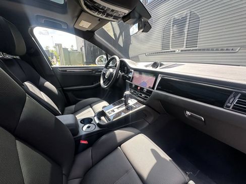 Used 2026 Porsche Macan AWD/4WD image 38