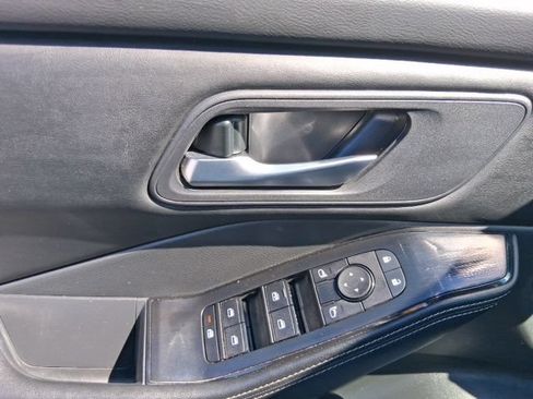 Used 2025 Nissan Rogue SV FWD image 19