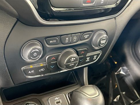 Used 2022 Jeep Cherokee Limited AWD/4WD image 15