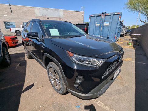 Used 2021 Toyota RAV4 XLE Premium image 2