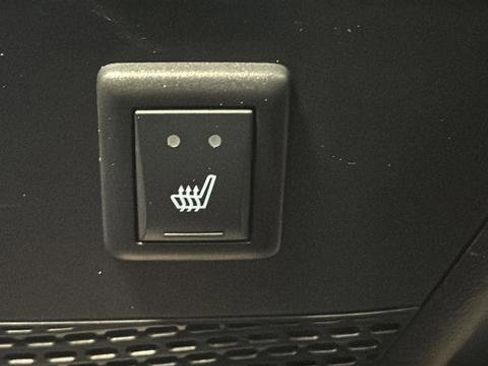 Used 2025 Chrysler Pacifica Limited image 9