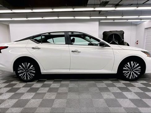 Used 2025 Nissan Altima 2.5 SV image 15