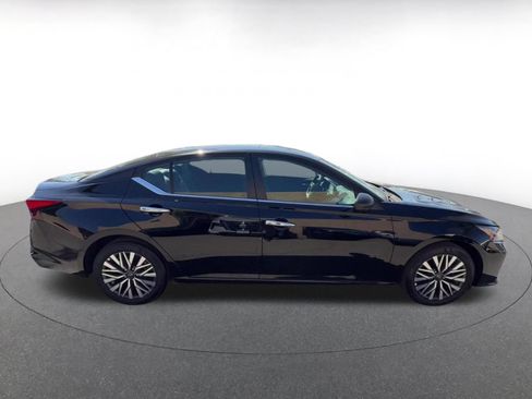 Used 2025 Nissan Altima 2.5 SV FWD image 16