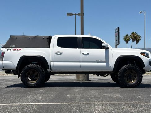 Used 2022 Toyota Tacoma TRD Off-Road AWD/4WD image 3