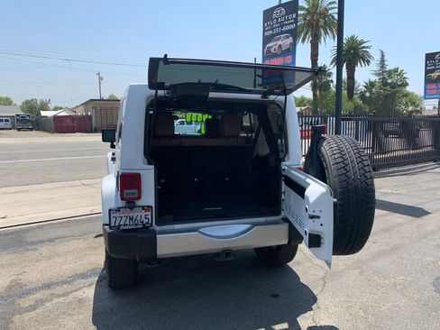 Used 2017 Jeep Wrangler Unlimited Sahara w/ Connectivity Group AWD/4WD image 12