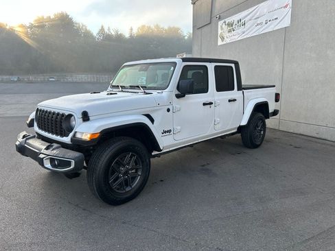 Used 2024 Jeep Gladiator Sport AWD/4WD image 2