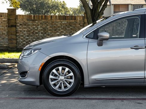 Used 2019 Chrysler Pacifica Touring-L image 19