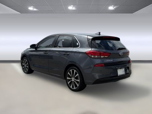 Used 2018 Hyundai Elantra GT FWD image 3