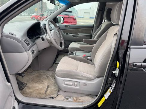 Used 2010 Toyota Sienna LE w/ Towing Prep Pkg FWD image 13