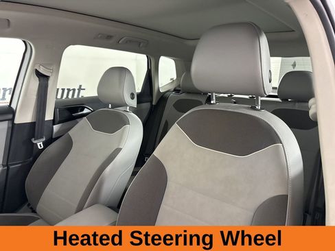 Used 2023 Volkswagen Taos SE w/ Panoramic Sunroof Package image 11