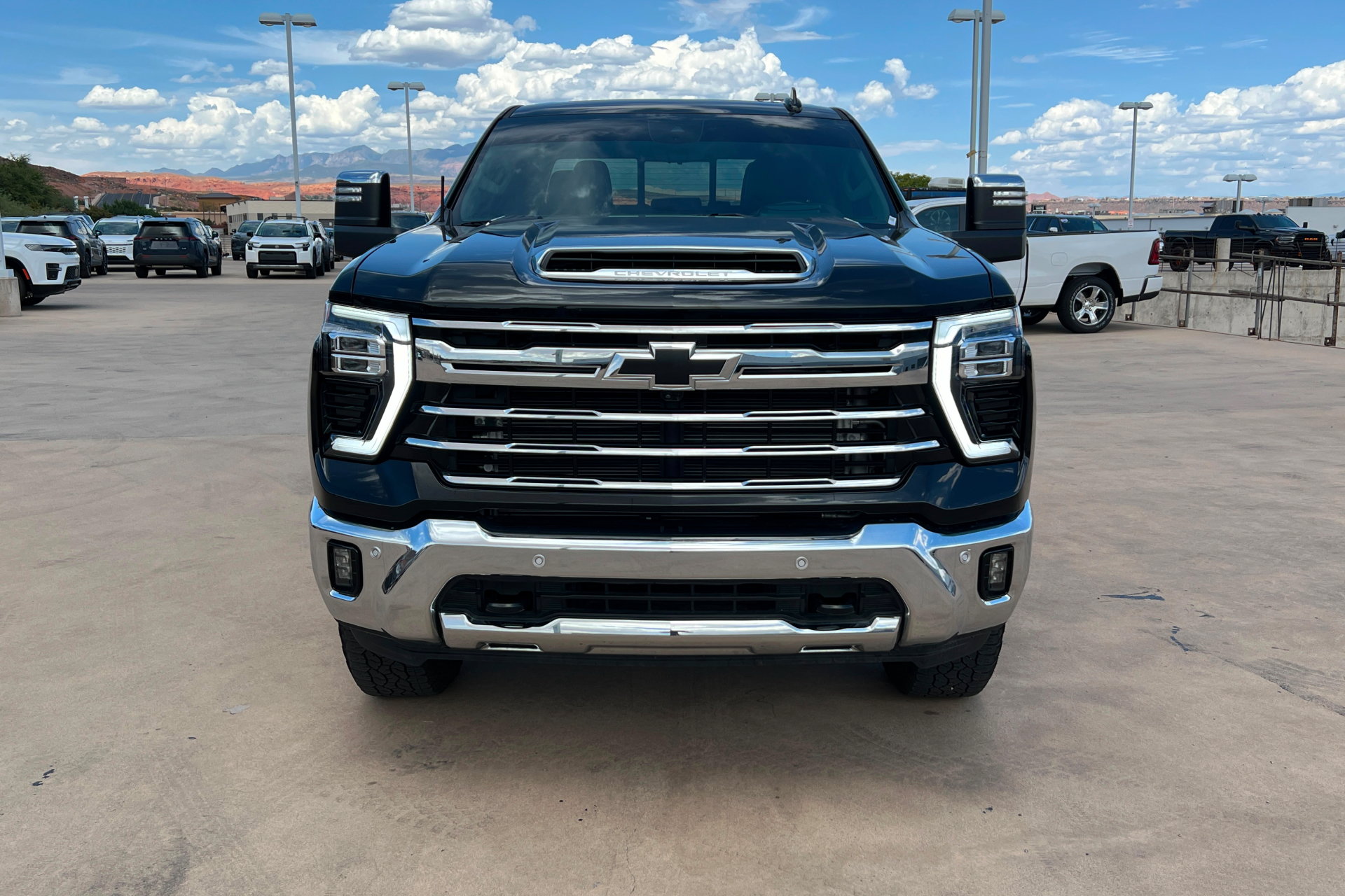 Used 2025 Chevrolet Silverado 3500 LTZ w/ LTZ Convenience Package AWD/4WD image 9