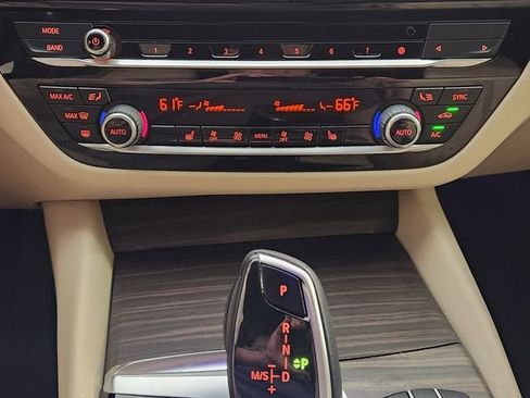 Used 2020 BMW 530i w/ Premium Package RWD image 18