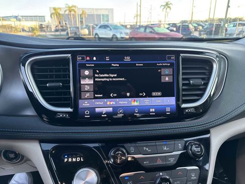 Used 2021 Chrysler Pacifica Touring image 26