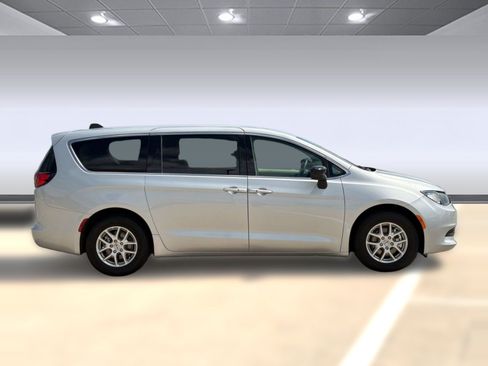 Used 2024 Chrysler Voyager LX FWD image 8