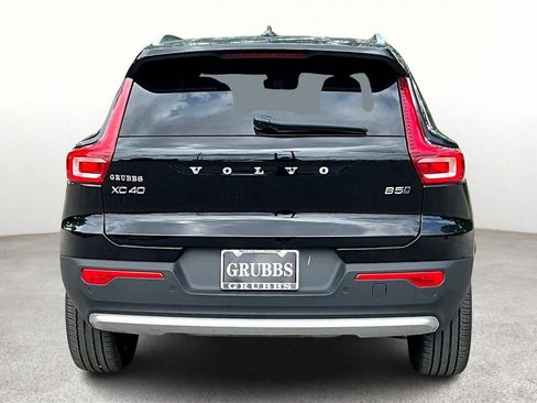 Used 2024 Volvo XC40 B5 Core image 6