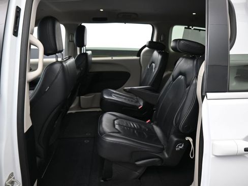 Used 2022 Chrysler Pacifica Touring-L FWD image 28