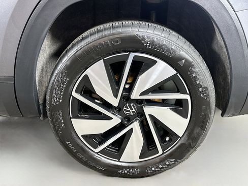 Used 2025 Volkswagen Atlas SE image 30