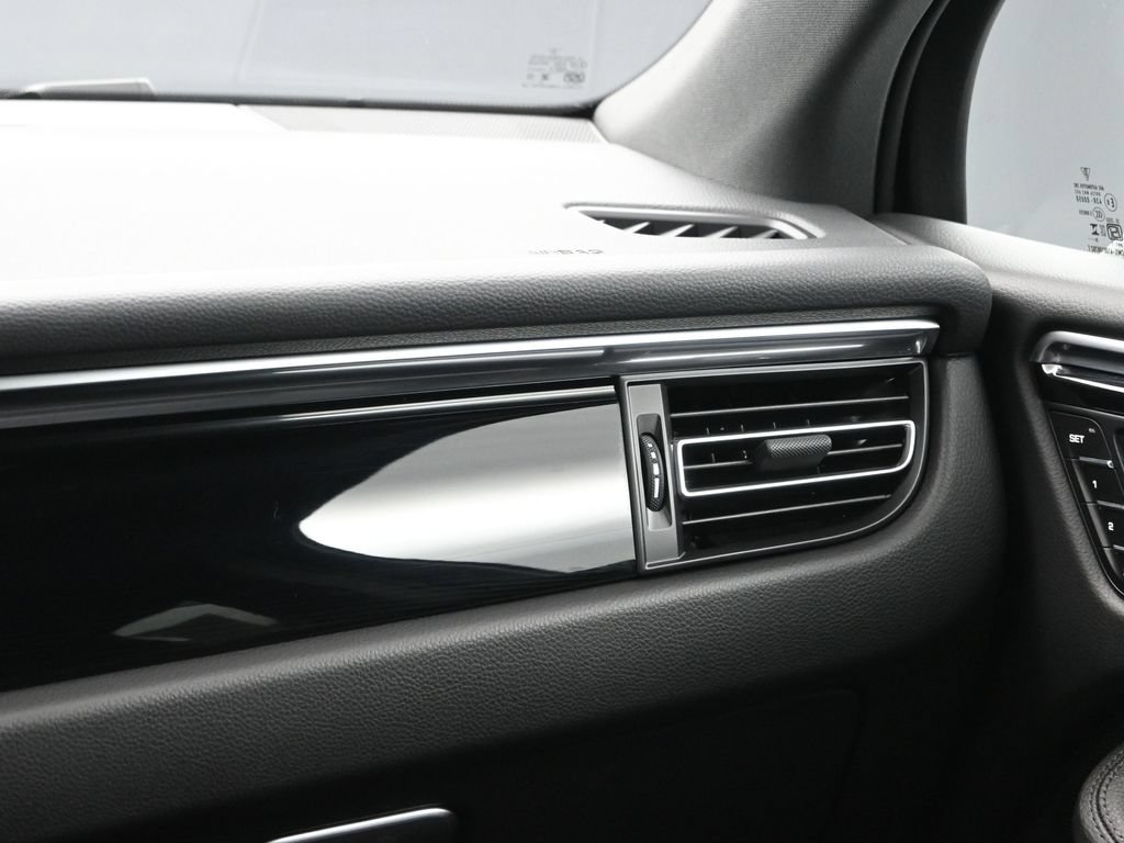 Certified 2025 Porsche Macan AWD/4WD image 23