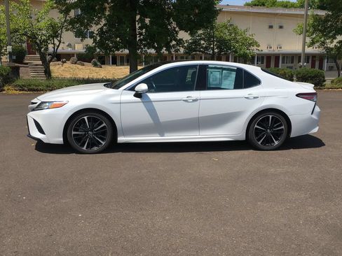 Used 2018 Toyota Camry XSE FWD image 3