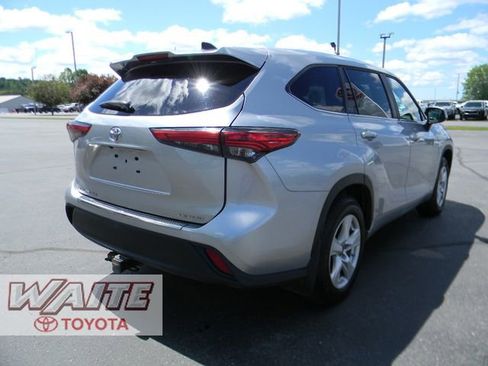 Used 2023 Toyota Highlander LE AWD/4WD image 2