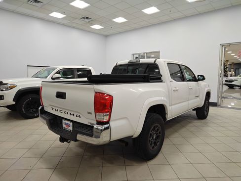 Used 2017 Toyota Tacoma SR5 image 2