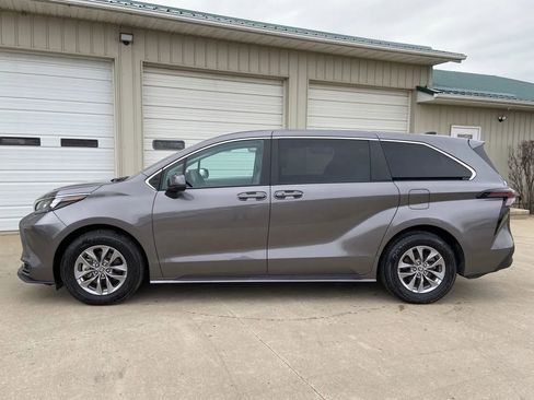 Used 2024 Toyota Sienna LE FWD image 4