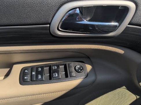 Used 2021 Jeep Grand Cherokee Laredo AWD/4WD image 13