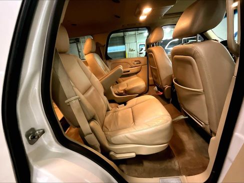 Used 2011 Cadillac Escalade Premium image 20