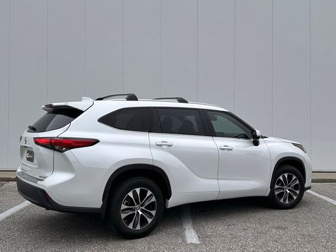 Used 2022 Toyota Highlander XLE AWD/4WD image 5