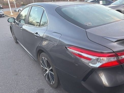 Used 2018 Toyota Camry SE image 6