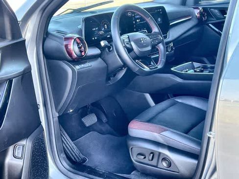 Used 2025 Chevrolet Equinox RS w/ Safety and Technology Package FWD image 3