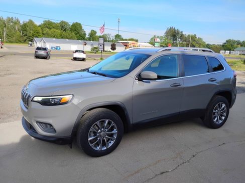 Used 2019 Jeep Cherokee Latitude Plus AWD/4WD image 3