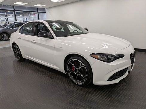 Used 2024 Alfa Romeo Giulia Veloce image 3