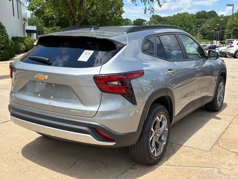 Used 2025 Chevrolet Trax LT FWD image 8