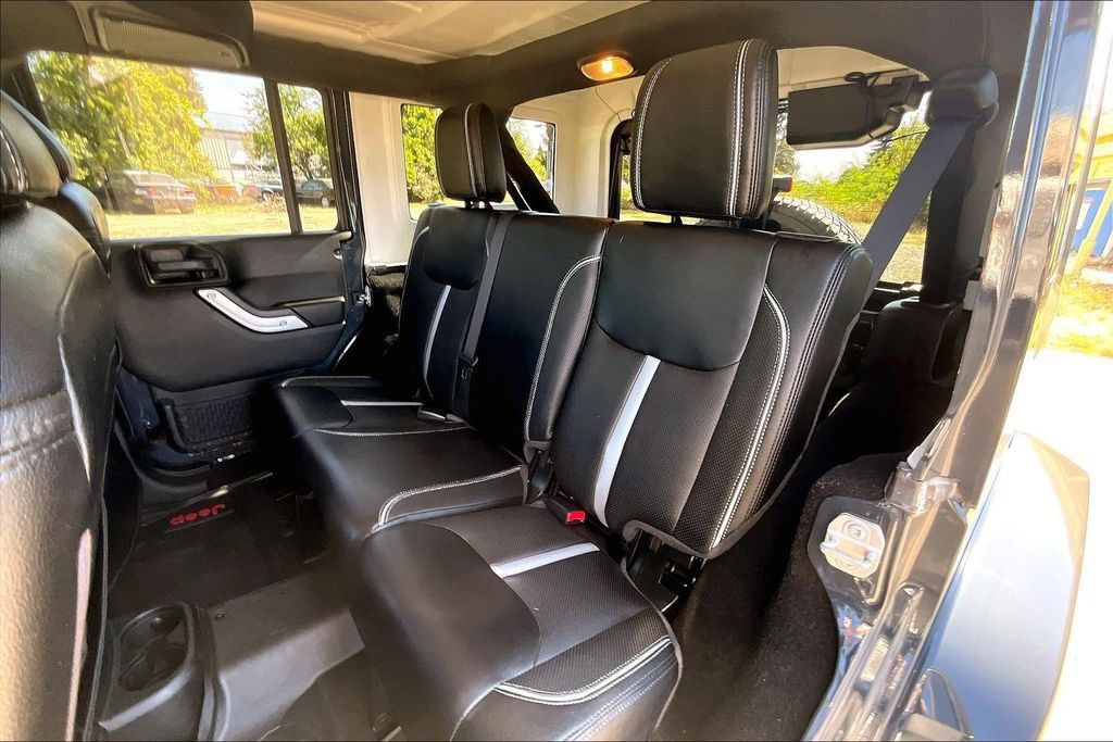 Used 2017 Jeep Wrangler Unlimited Sahara w/ Connectivity Group AWD/4WD image 21