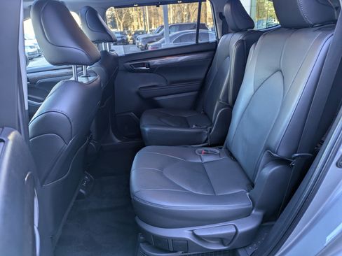Used 2023 Toyota Highlander Limited image 28
