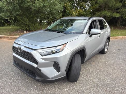 Used 2025 Toyota RAV4 XLE AWD/4WD image 9