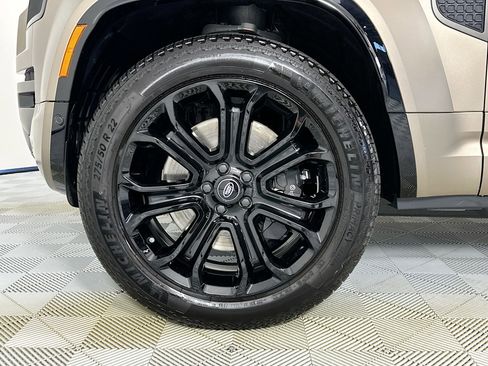 Used 2025 Land Rover Defender 110 image 9