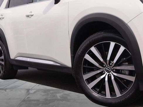 Used 2024 Nissan Pathfinder Platinum AWD/4WD image 3