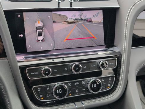 Used 2024 Bentley Bentayga image 20