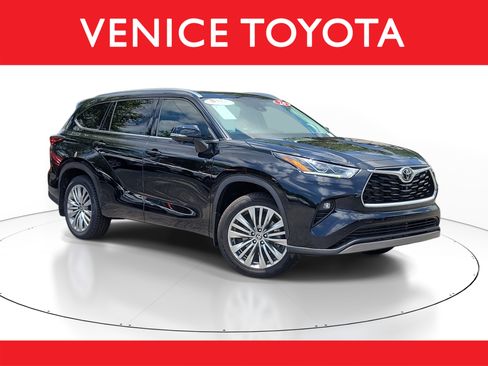 Certified 2024 Toyota Highlander Platinum FWD image 1