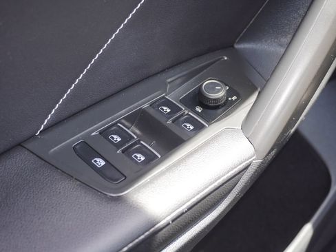 Used 2022 Volkswagen Tiguan SE R-Line FWD image 17