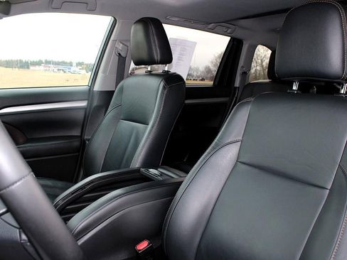 Used 2018 Toyota Highlander XLE image 12