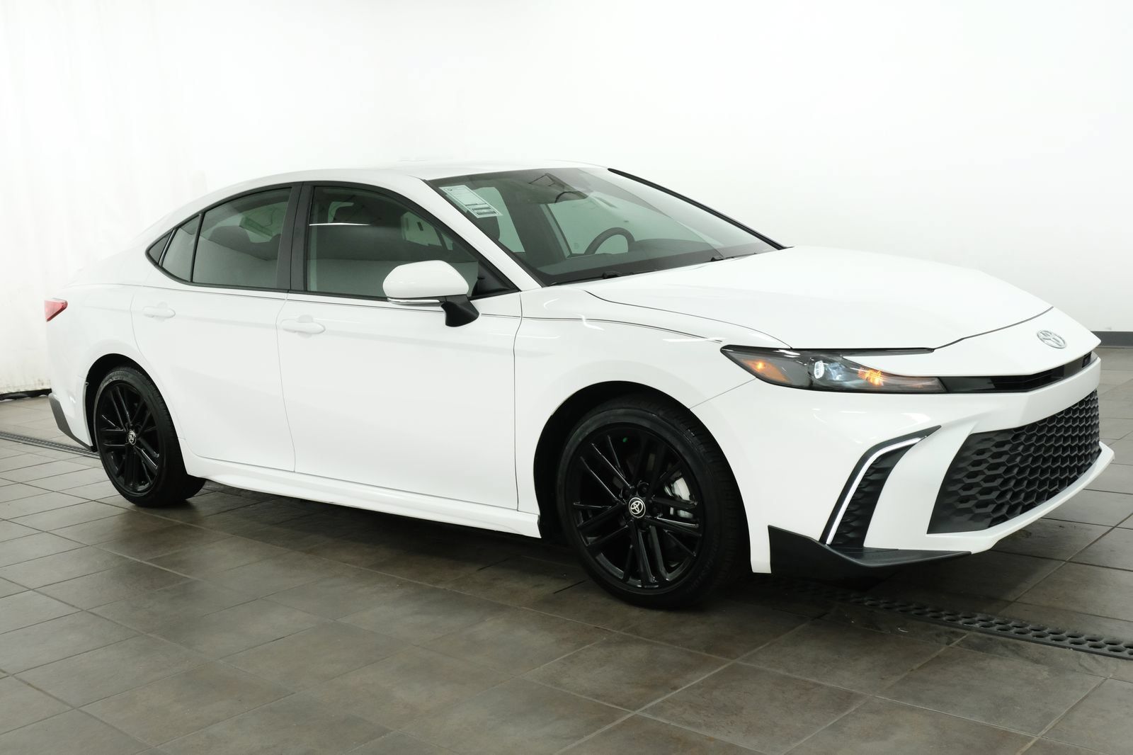 Used 2026 Toyota Camry SE w/ Convenience Package FWD image 6