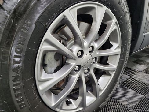 Used 2019 Jeep Cherokee Latitude Plus AWD/4WD image 31
