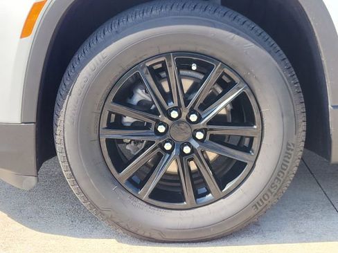Used 2023 Chevrolet Traverse LT AWD/4WD image 10
