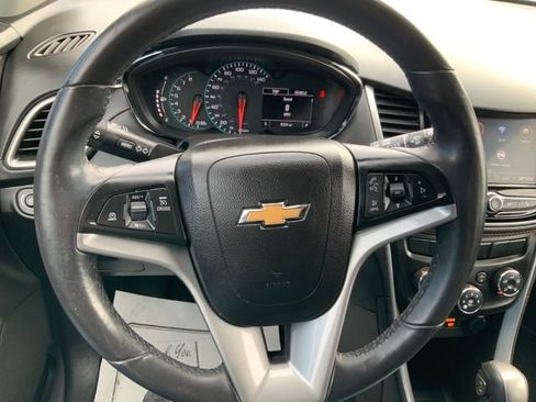 Used 2022 Chevrolet Trax LT w/ LT Convenience Package image 21