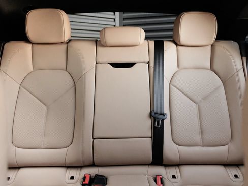 Certified 2025 Porsche Macan AWD/4WD image 24