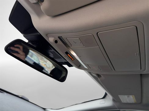 Used 2018 Land Rover Discovery Sport SE image 23