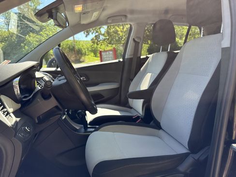 Used 2020 Chevrolet Trax LS w/ Tint and Cruise Package AWD/4WD image 12